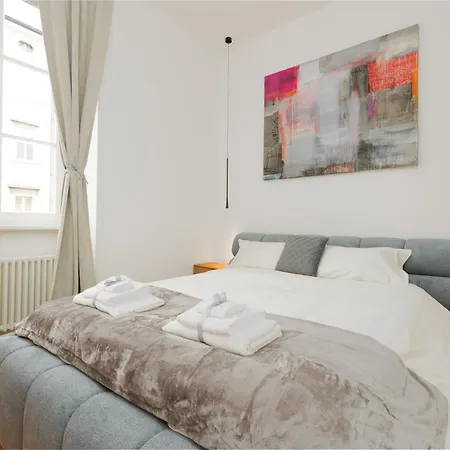 Jonathan Luxury Station * Τεργέστη