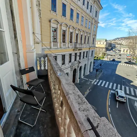 Jonathan Luxury Station