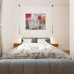 Jonathan Luxury Station Apartment