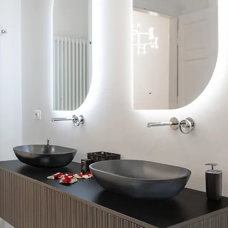 Jonathan Luxury Station